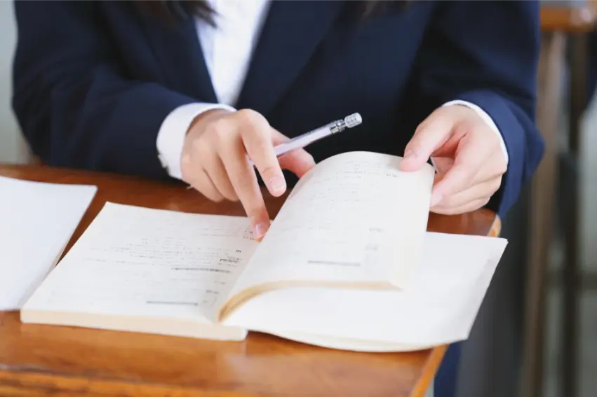 家庭で親と一緒に学習する中学生