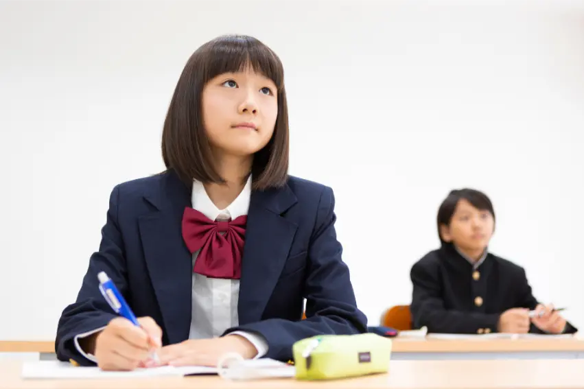 塾で勉強する中学生